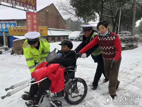 婁底八旬老人被困冰雪路上 熱心交警護(hù)送回家